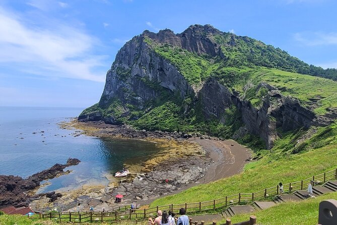 2-days Private Taxi Tour in Jeju Island - The driver experience: why Raymond’s style matters