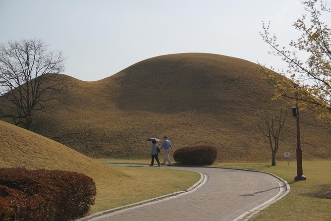 3-Days 2-Nights Gyeongju UNESCO Sites & Busan City [Private Tour from Seoul] - Day 1 in Gyeongju: National Museum, Wolji Pond, tombs, and Cheomseongdae