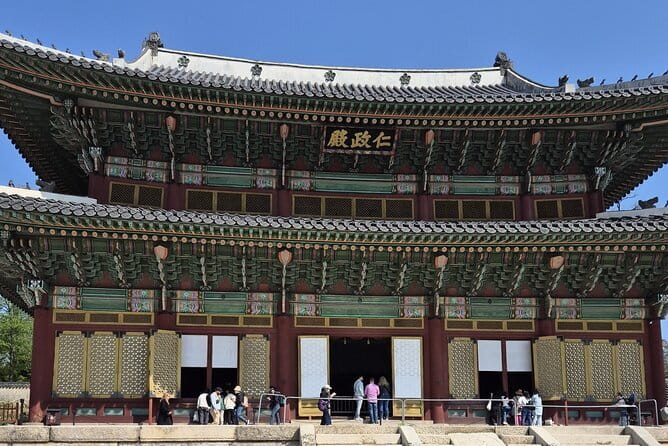 4 Hours UNESCO Palace and Street Food Tour in Seoul - Changdeokgung Palace: Where the UNESCO Design Meets Real Photo Spots