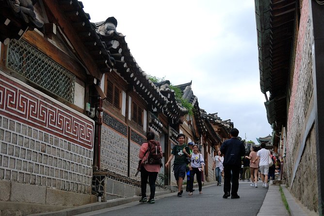 8 Hours Private tour with top attractions in Seoul - Jogyesa Temple and Gyeongbokgung Palace, Seoul’s power and poise