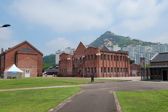 Ansan Hiking with historical sites & local market visit - Group size and guide style: where Lee makes the day better