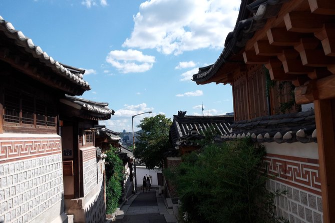 Best Walking Tour to Gyeongbok Palace Bukchon Hanok Village - Group size, vibe, and why the guide matters here