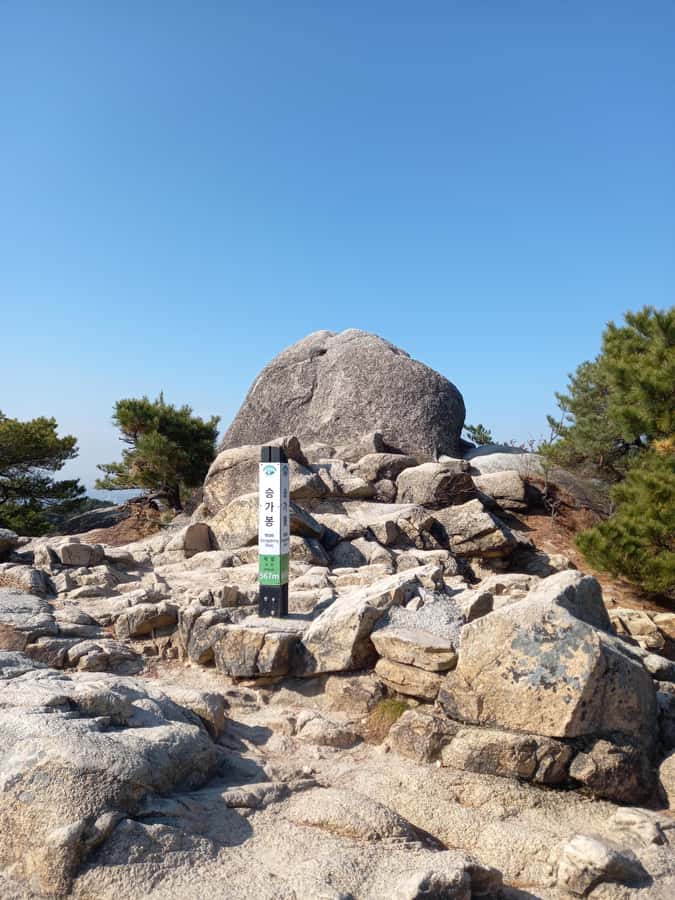 Bukhansan mountain hiking tour - 6 hours - The cultural side you can actually spot, not just hear