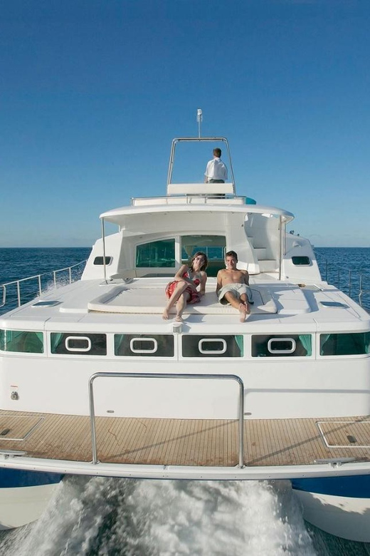 Busan: Group Sightseeing Yacht Cruise with Snacks and Drinks - What happens on board during the 50 minutes