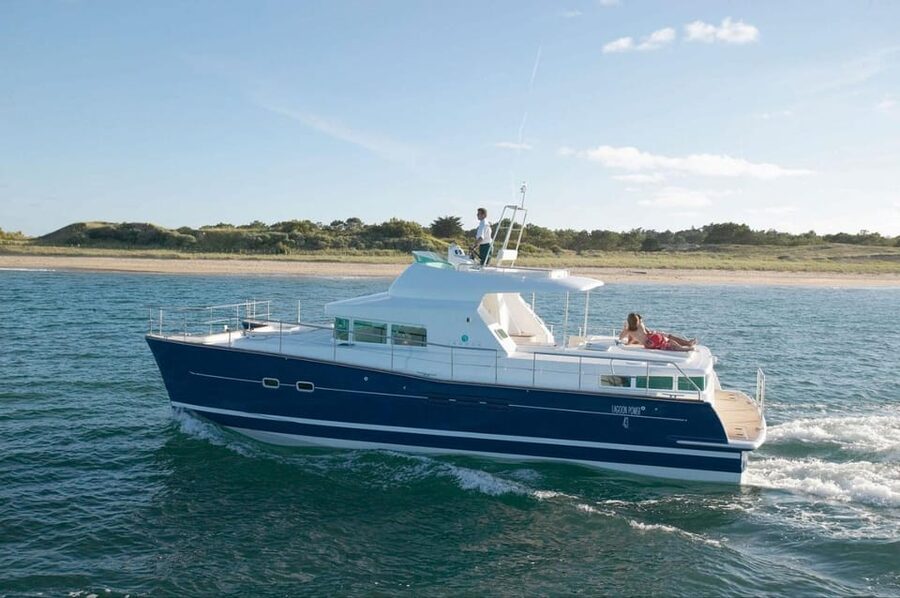 Busan: Group Sightseeing Yacht Cruise with Snacks and Drinks - The photo service and the English-speaking staff you will actually use