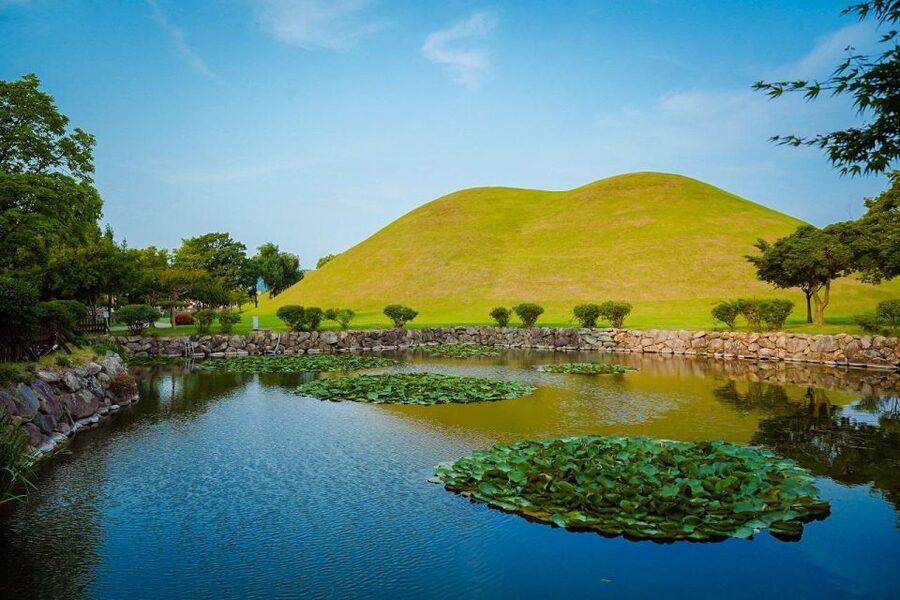 Busan: Gyeongju Guided Day Trip to Three Kingdoms Capital - Daereungwon Tomb Complex: royal scale in a Silla setting