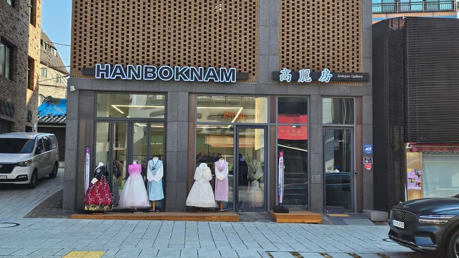 Changdeokgung Hanbok Experience at hanboknam - Palace day advantage: free Changdeokgung entry when you wear hanbok