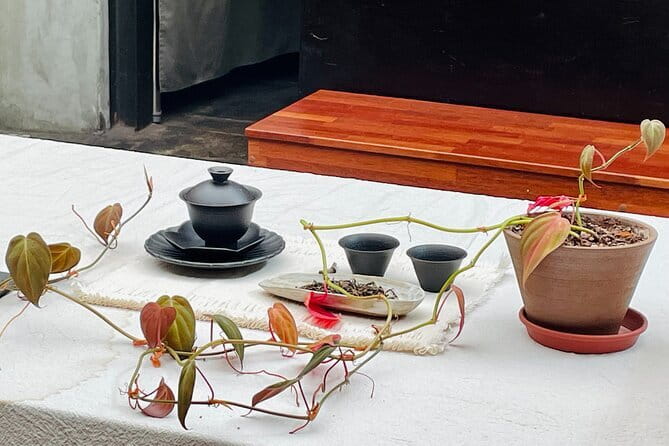 Contemporary & Retro Seoul Private Tour with Local Food Tasting - DDP design plaza and souvenir browsing at street level