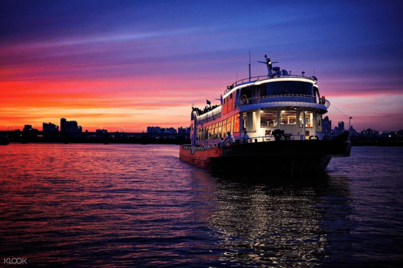 Eland Han River Cruise & Ashley Marine Buffet - Bridge spotting at night: Banpodaegyo Bridge and Konghang Train Bridge