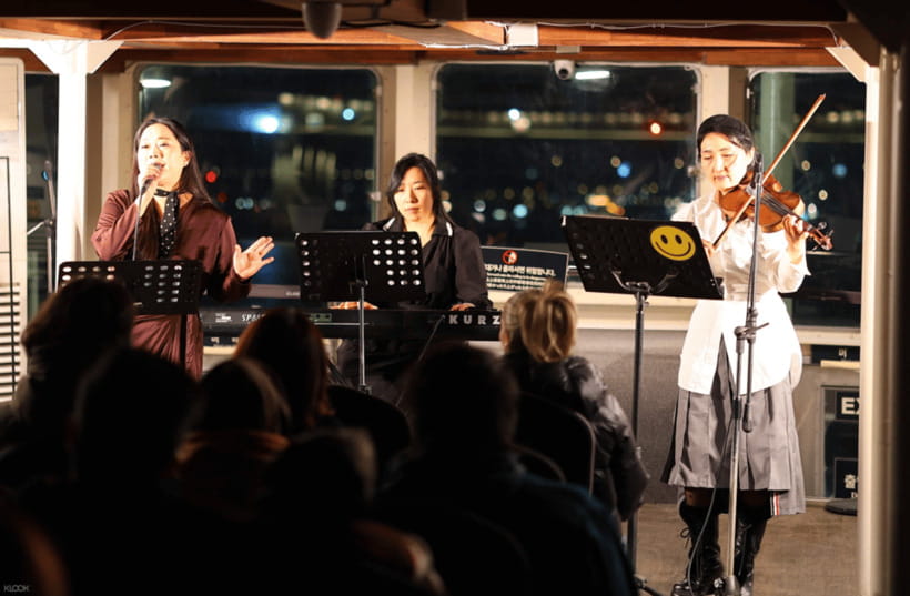 Eland Han River Cruise & Ashley Marine Buffet - Live band on board: nice atmosphere, not a big show
