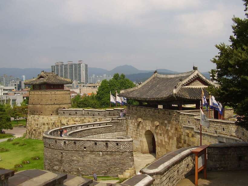 From Seoul: Suwon Hwaseong Fortress Tour - Hwaseong Fortress Walls: The UNESCO Stop That Actually Makes Sense