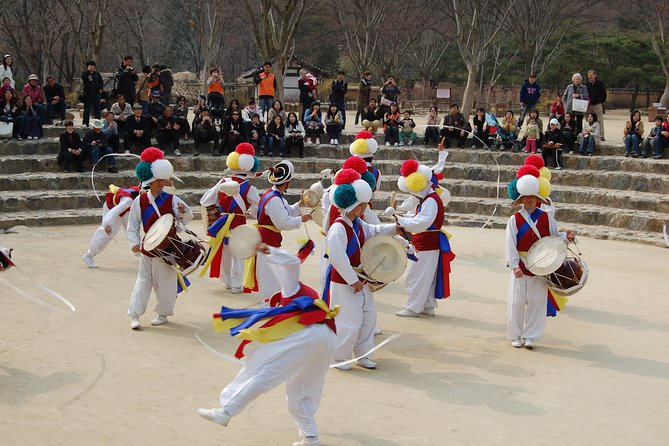 Gyeongbok Palace and Korean Folk Village Tour - Passing the Blue House: A Quick Stop That Frames Modern Korea