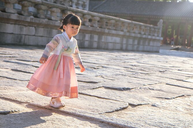 Gyeongbokgung palace family/group private photoshoot - A pro-led Gyeongbokgung palace photoshoot, not just another camera stop