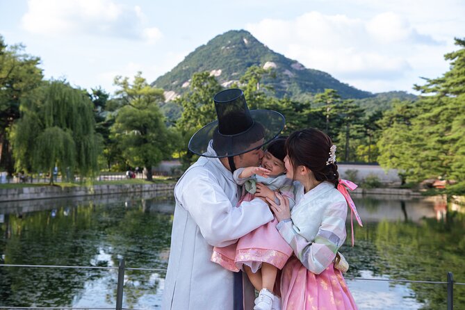 Gyeongbokgung palace family/group private photoshoot - Choosing photo sets inside the palace grounds