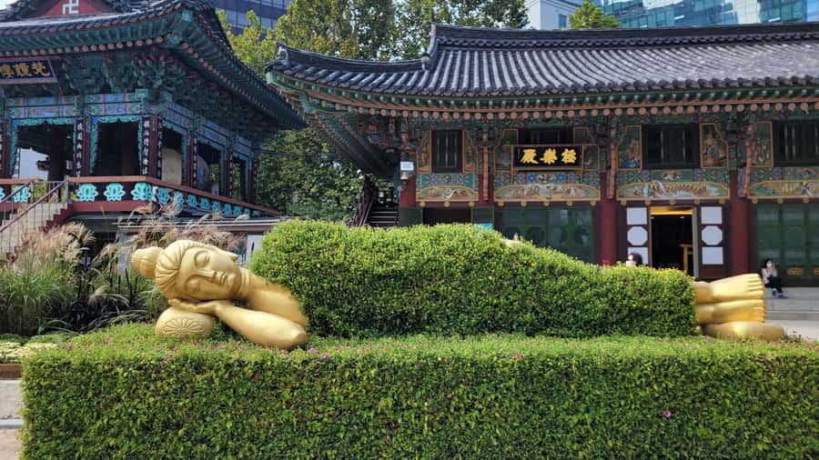 Gyeongbokgung Palace, Jogyesa Temple and Cheongwadae Tour - Bukchon Traditional Village: where Seoul feels lived-in