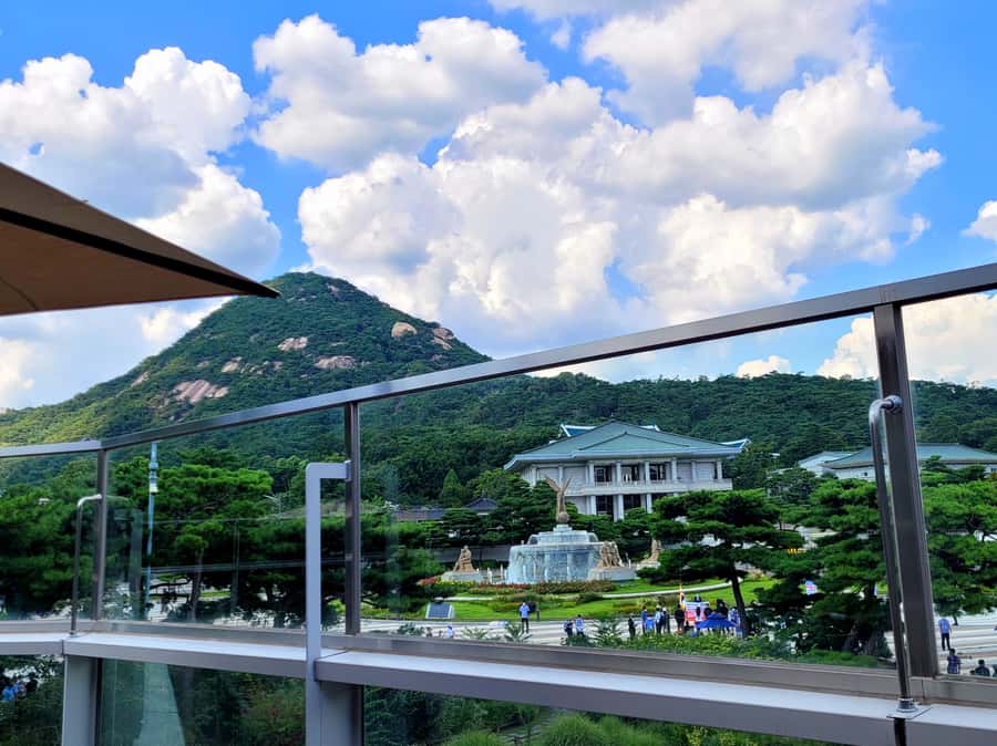 Gyeongbokgung Palace, Jogyesa Temple and Cheongwadae Tour - Cheongwadae area: learning how modern Seoul sits beside old power