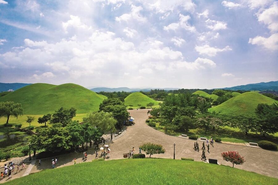 Gyeongju: UNESCO Highlights Tour with Guide and Ticket - Great Hwangnam Tomb, then the museum shows you what it all meant
