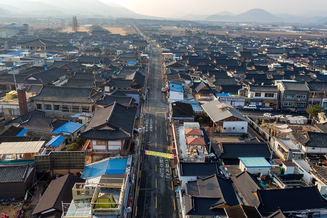 Gyeongju UNESCO sites Private tour with licensed tour guide - Daereungwon Tomb Complex and Cheonmachong: royal power in plain sight