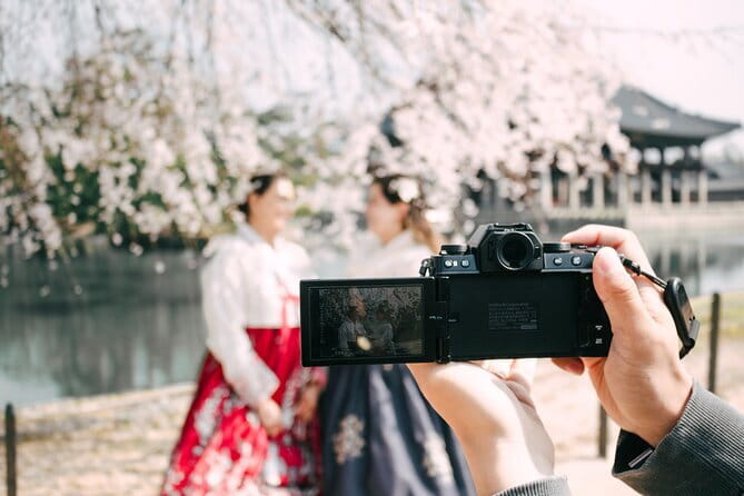 Hanbok Photoshoot and History Tour at Gyeongbokgung Palace - How the 2 to 3 hour flow works, from hanbok shop to palace stops