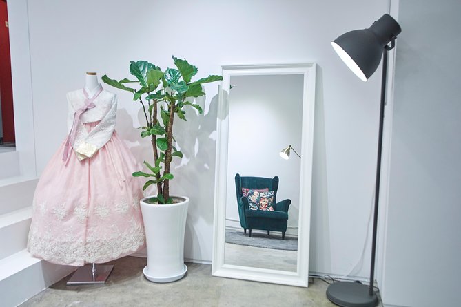 Hello Hanbok - Finding 안녕한복 (Hellohanbok) on Bukchon-ro