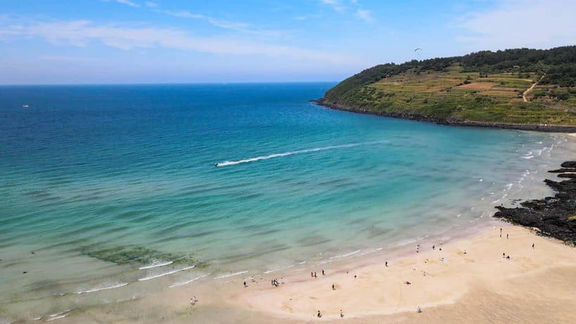 Jeju Eastern Highlight Tour with Women divers show - Cape Seopjikoji: the K-drama coast walk and lighthouse finish
