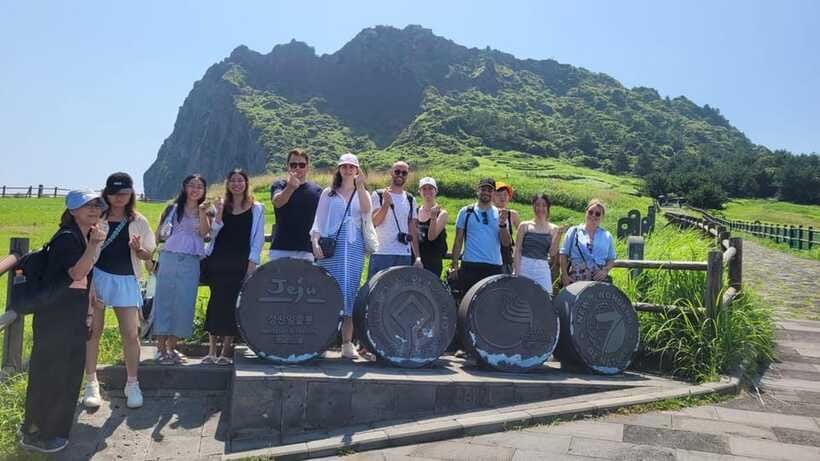 Jeju: Eastern UNESCO Sites Tour with Haenyeo Show - Seongeup Folk Village: stone houses and a simpler pace