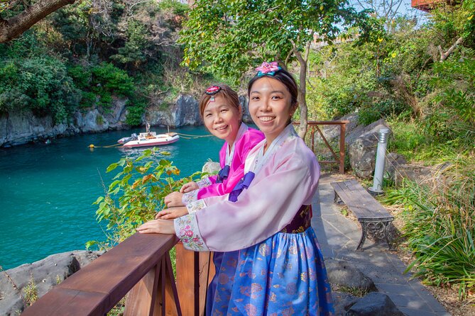 [Jeju] Hanbok Rental Experience/Korean Traditional Clothes Rental Shop - Walk to Yongduam and Photograph the Dragon Head Rock