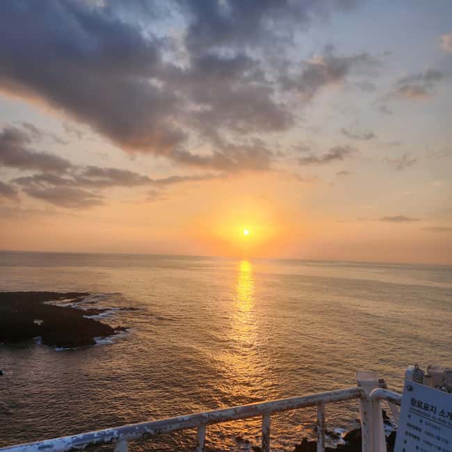 JEJU ISLAND : Higlights SUNRISE guided Tour - The sunrise spot: pre-light hike, lighthouse views, and photo time