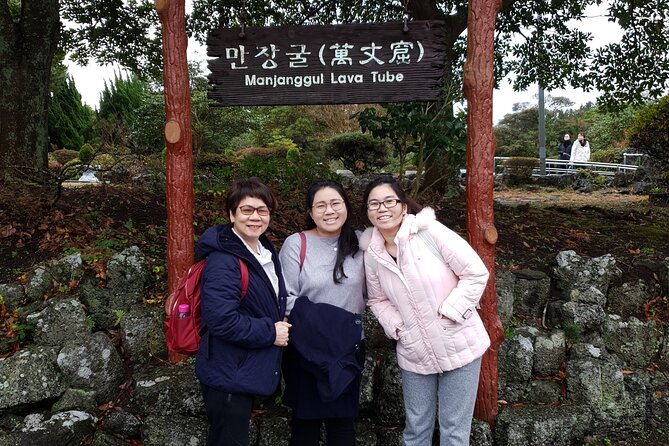 Jeju island Private Tour - UNESCO Day Tour & Haenyeo Performance - Haenyeo Museum plus Hamdeok Beach: calm learning, then a sea-breeze reset