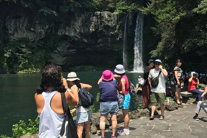 Jeju island: Van tour with a guide who the most loves JEJU - Hamdeok Beach when you need an easy win
