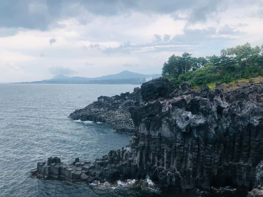 Jeju: Mt. Hallasan Hike and UNESCO Sites Day Tour - Jusangjeolli Cliff: volcanic columns and sea views you can actually enjoy