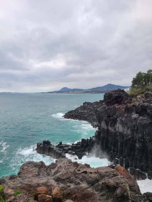 Jeju: Southern Top UNESCO Spots Bus Tour - Lunch at a local restaurant: included time, not included money