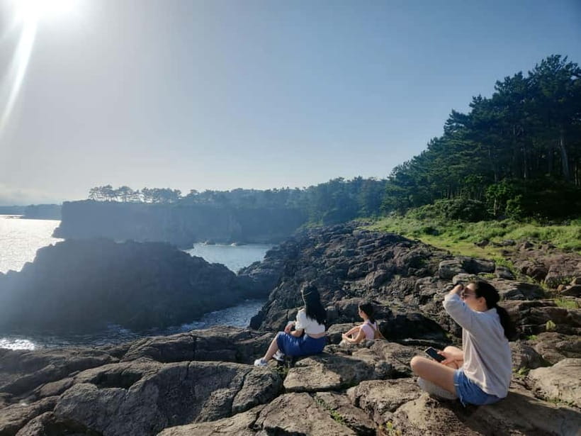 Jeju: Southern Top UNESCO Spots Bus Tour - Pickup and meeting rules that save you stress (and protect your refund)