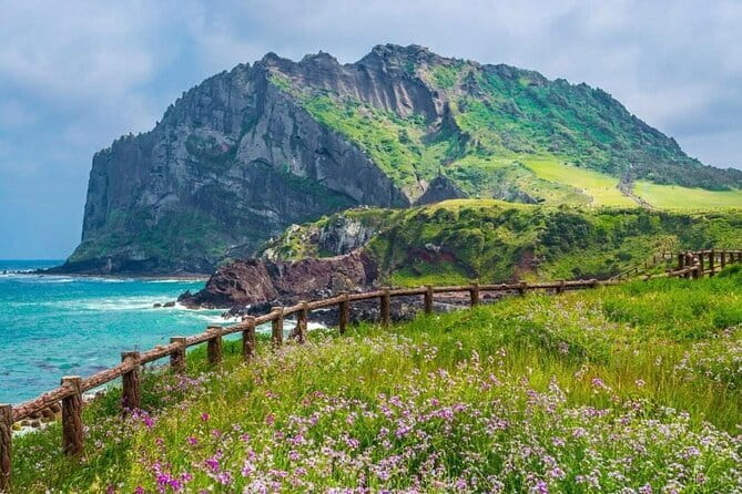 Jeju Unesco Eest course Package Private Van Guided Tour - Seongsan Ilchulbong Peak, the Rare 180-Meter Underwater Eruption
