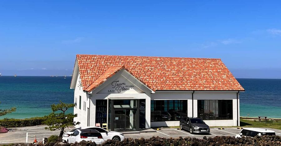 Jeju: West of Jeju Island Bus Tour from Seogwipo City - Aewol cafe street and Handam coastal trail, then Hyeopjae beach color