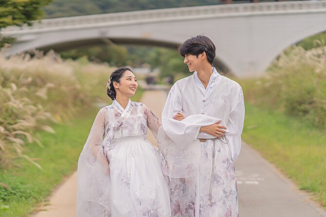 Jeonju Hanok Village Hanbok Rental Experience Hanboknam - Meeting at Eunhaeng-ro: Easy Landmark, Slight Finding Game