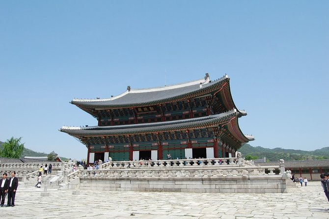 Korean Palace and Market Tour in Seoul Including Insadong and Gyeongbokgung Palace - Namdaemun Market: Korea’s Largest Traditional Market for Souvenir Hunting