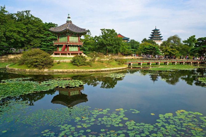 Korean Palace and Temple Tour in Seoul: Gyeongbokgung Palace and Jogyesa Temple - Guides, pace, and why your experience can vary day to day