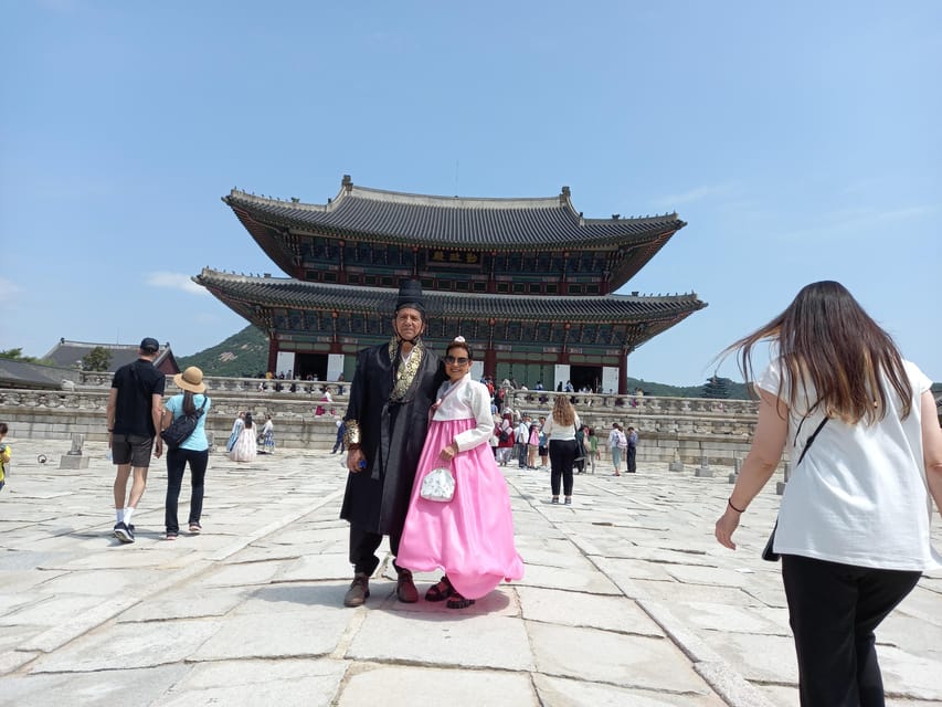 Layover tour to Gyeongbokgung-Folk Museum-Bukchon-Insadong - Bukchon Hanok Village: About 1,000 Hanoks, Old Seoul Next to New Seoul