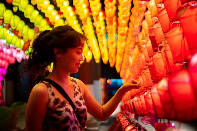 Market Food Tour & Evening E-bike Ride in Seoul - Bukchon Hanok Village: famous streets, then the quieter side
