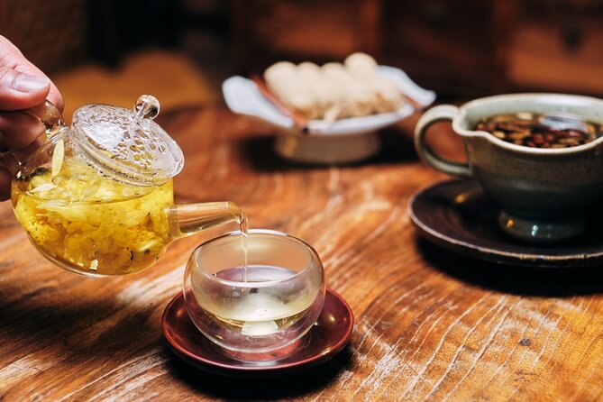 Private Downtown Seoul Food & Market Tour with 8+ Tastings - Joseon palace area stop, where food stories fit the scenery