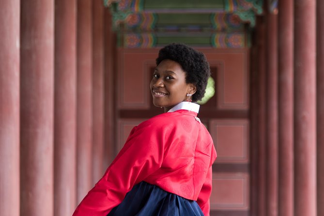 Private Palace Photo Shoot in Seoul with a Photographer - Gyeongbokgung Palace session: posing help and multiple background options