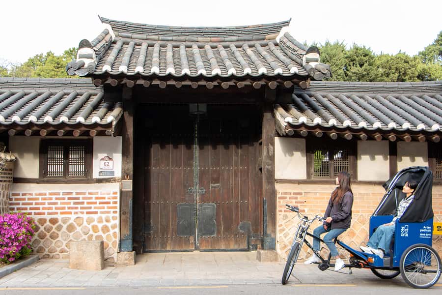Seoul: Bukchon Hanok Village Pedicab Tour - Stop by stop: from Gamgodang-gil to the Geonchunmun Gate