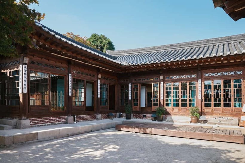 Seoul: Bukchon Hanok Village Walking Tour - Bukchon Hanok Village: old houses in the middle of Seoul