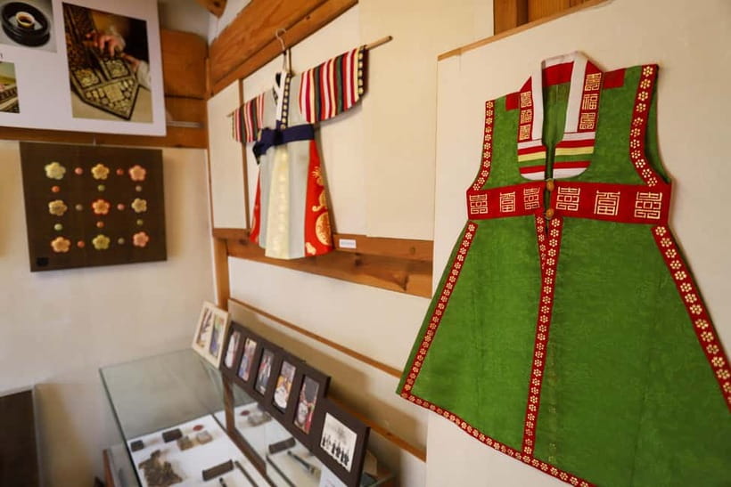 Seoul: Bukchon Hanok Village Walking Tour - Walking the Bukchon lanes: what to look for in Hanok houses