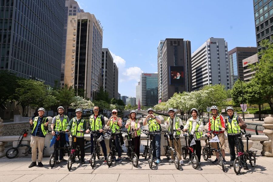 Seoul: City Highlights Morning eBike Tour - Blue House quick stop, a short pause with context