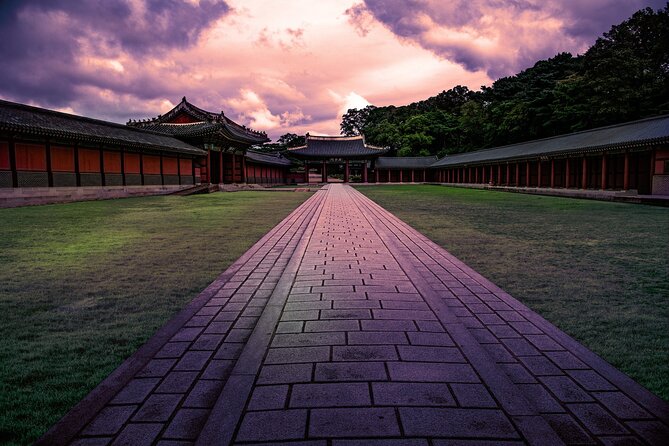 Seoul City Walking Private Tour (3hours) - Gyeongbokgung Palace: Hanbok photos, the main gate moment, and Tuesday planning