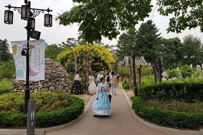 Seoul City Walking Private Tour (3hours) - Bukchon Hanok Village: the 900-house photo street between big palaces