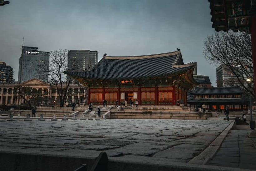 Seoul: Colonial History Tour with Prison&Palace, Market Food - Namdaemun Market street food hour: Kalguksu Alley to sweet hotteok