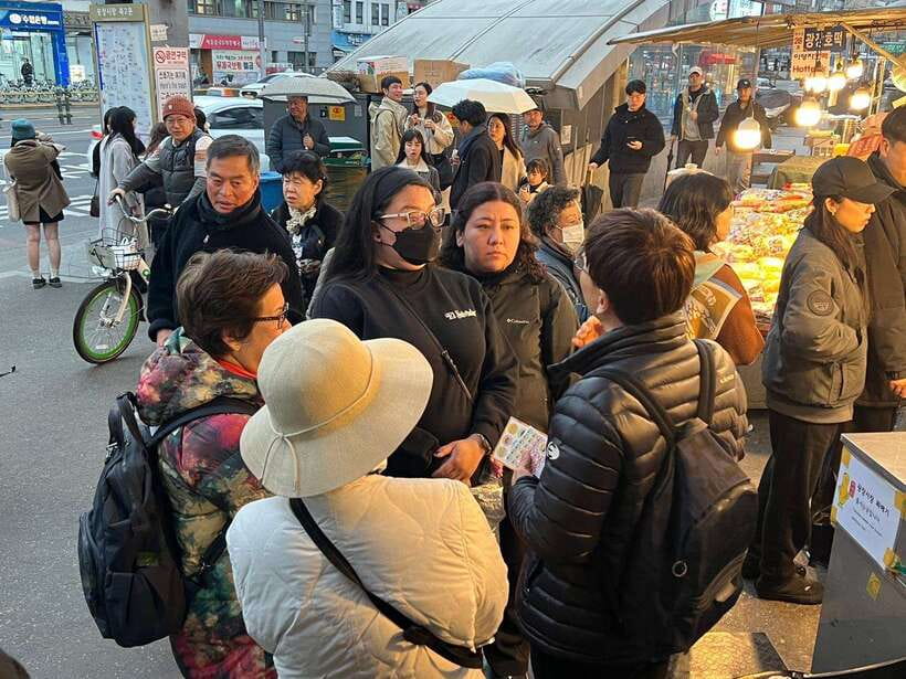 Seoul: Fearless Foodie Gwangjang Market Food Adventure - Your First Market Walk: Getting Comfortable Before the Hot Bites